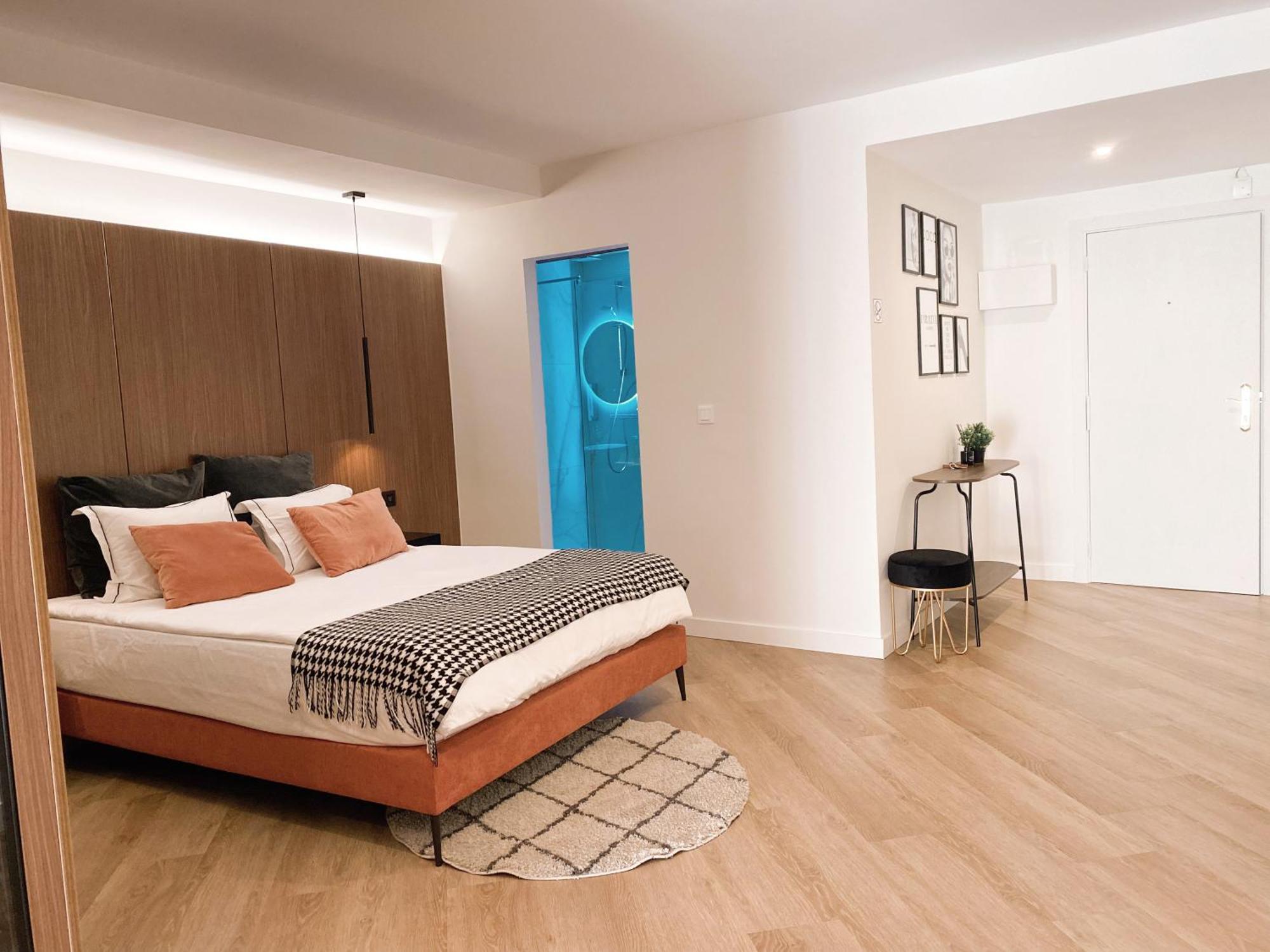 Zeus Apartment